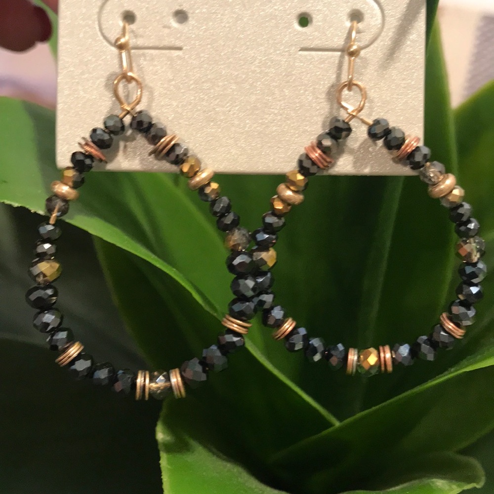 💙NWT GORGEOUS BEADED HOOP EARRINGS💙